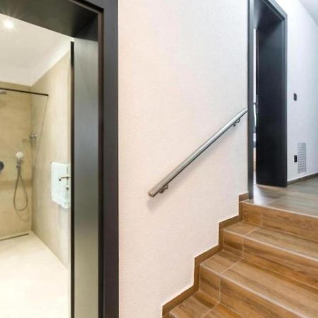 Betty Apartments Borik - Whole Ground Floor โรวีน ภายนอก รูปภาพ