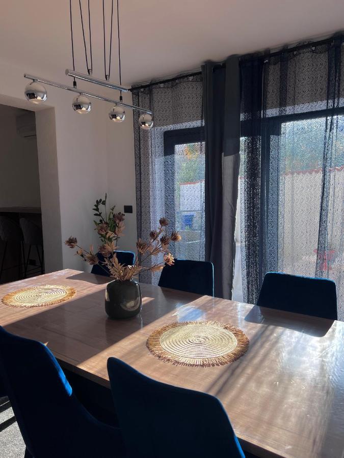 Betty Apartments Borik - Whole Ground Floor โรวีน ภายนอก รูปภาพ