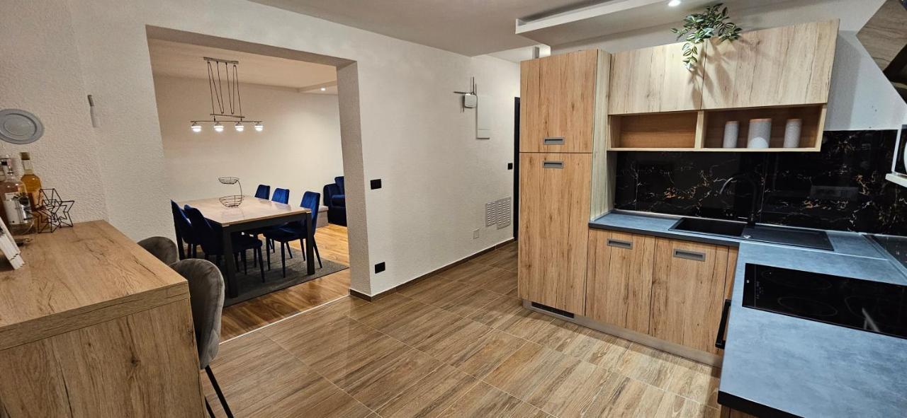 Betty Apartments Borik - Whole Ground Floor โรวีน ภายนอก รูปภาพ