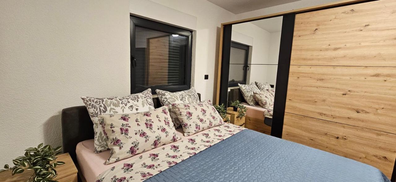 Betty Apartments Borik - Whole Ground Floor โรวีน ภายนอก รูปภาพ