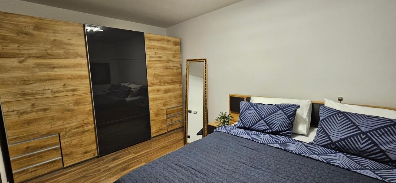Betty Apartments Borik - Whole Ground Floor โรวีน ภายนอก รูปภาพ