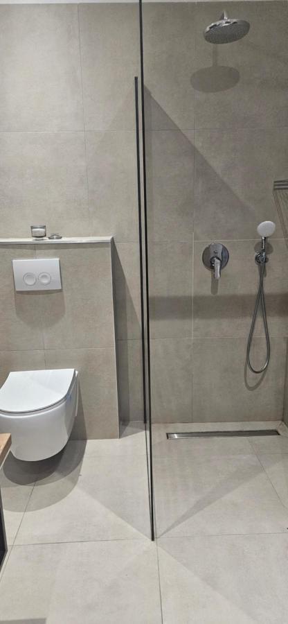 Betty Apartments Borik - Whole Ground Floor โรวีน ภายนอก รูปภาพ