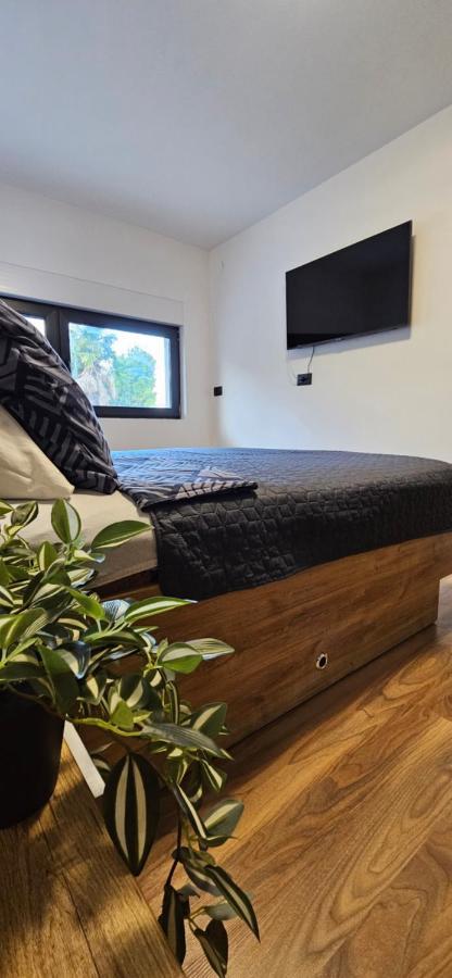Betty Apartments Borik - Whole Ground Floor โรวีน ภายนอก รูปภาพ