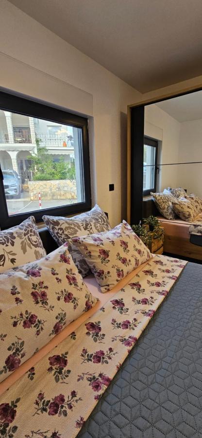 Betty Apartments Borik - Whole Ground Floor โรวีน ภายนอก รูปภาพ
