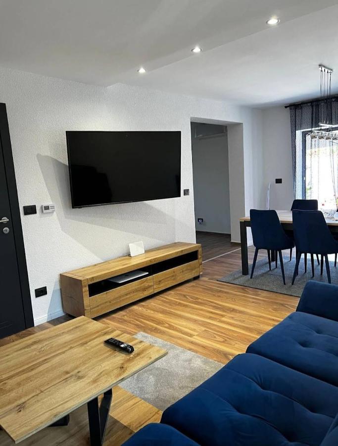 Betty Apartments Borik - Whole Ground Floor โรวีน ภายนอก รูปภาพ